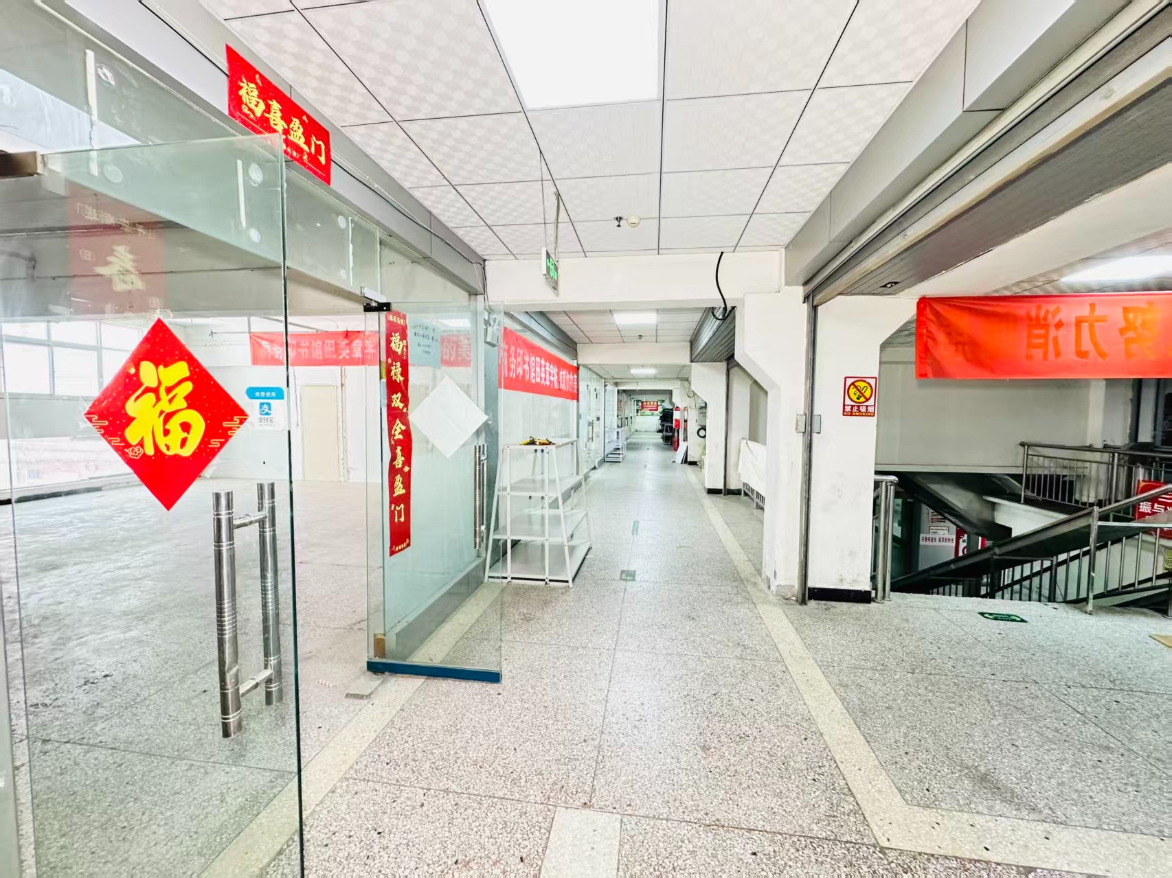 天山路灵活办公空间，满足企业不同发展阶段需求 ✨ 商业配套完善，助力企业快速成长 ✨ AI产业资源链接，共建创新生态 ✨ 办公、展示、运营一体化空间  现在入驻，抢占AI产业发展新赛道！_COPY