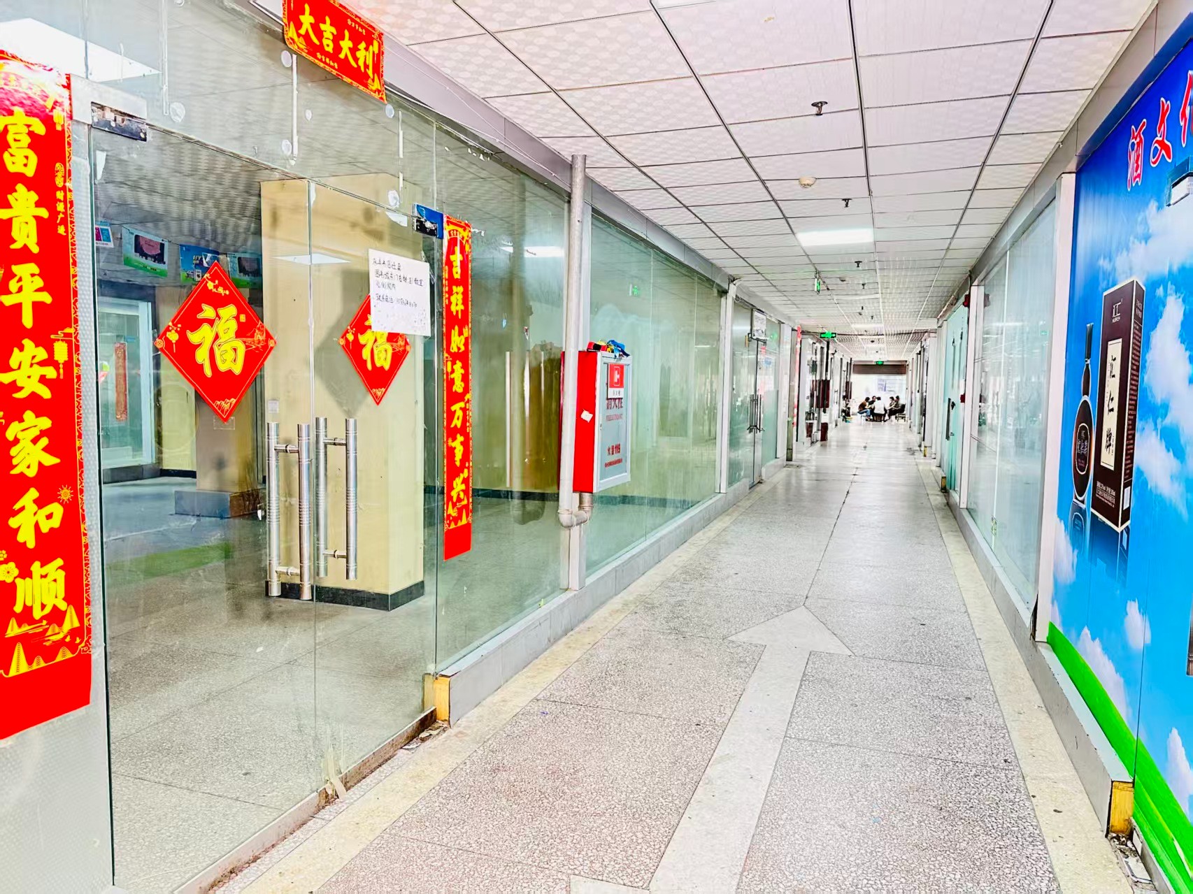 天山路园区位于洛阳市老城区春都路商贸核心区域，周边商业氛围成熟，交通便利，配套完善。依托传统副食品商贸资源，园区具备良好的经营基础和人气优势，是企业办公、商品展示、批发零售及创业发展的理想选择。