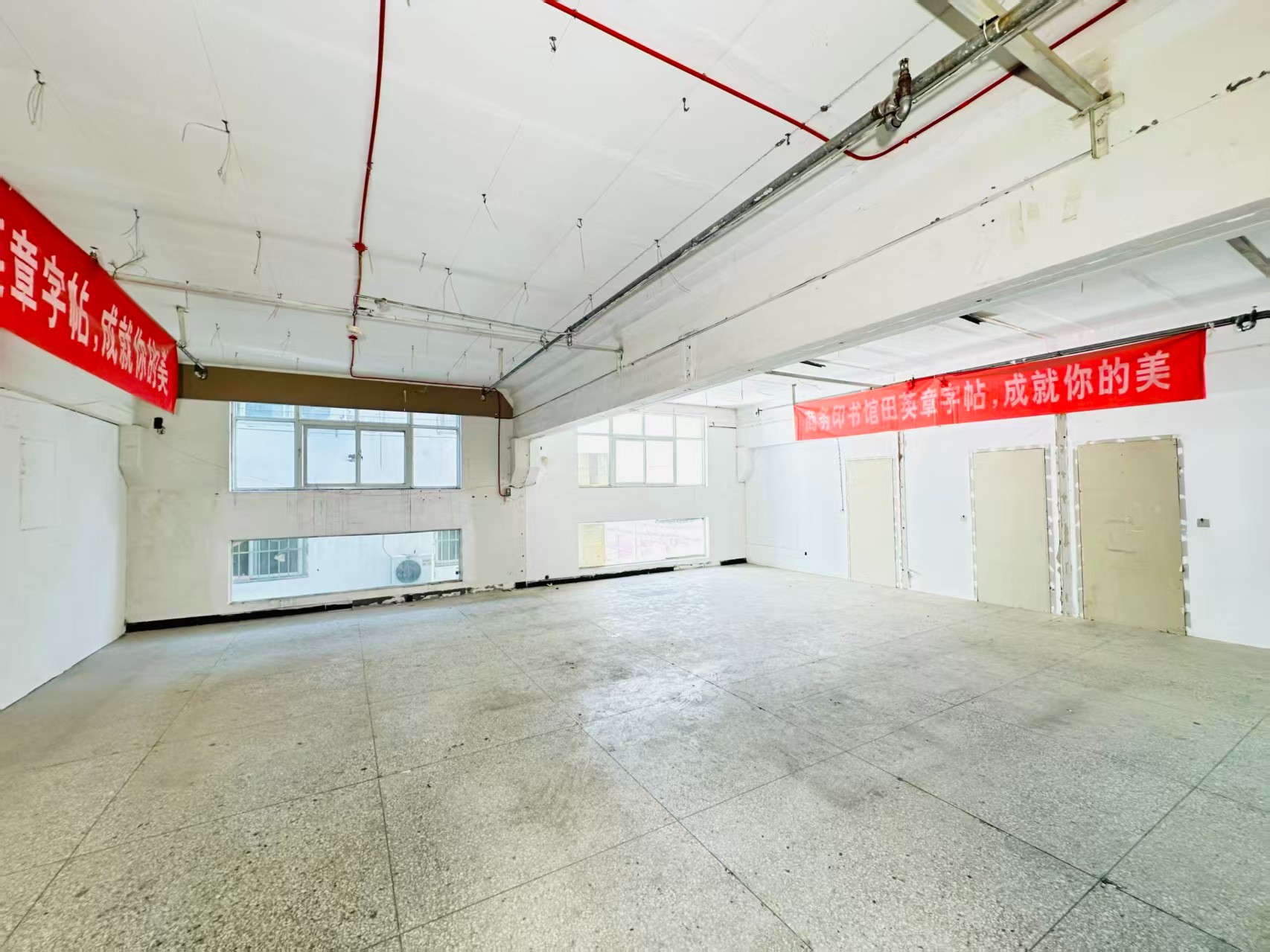 天山路重点吸引人工智能应用、数字经济、电商直播、智能制造服务、软件开发、科技创新企业及创业团队入驻